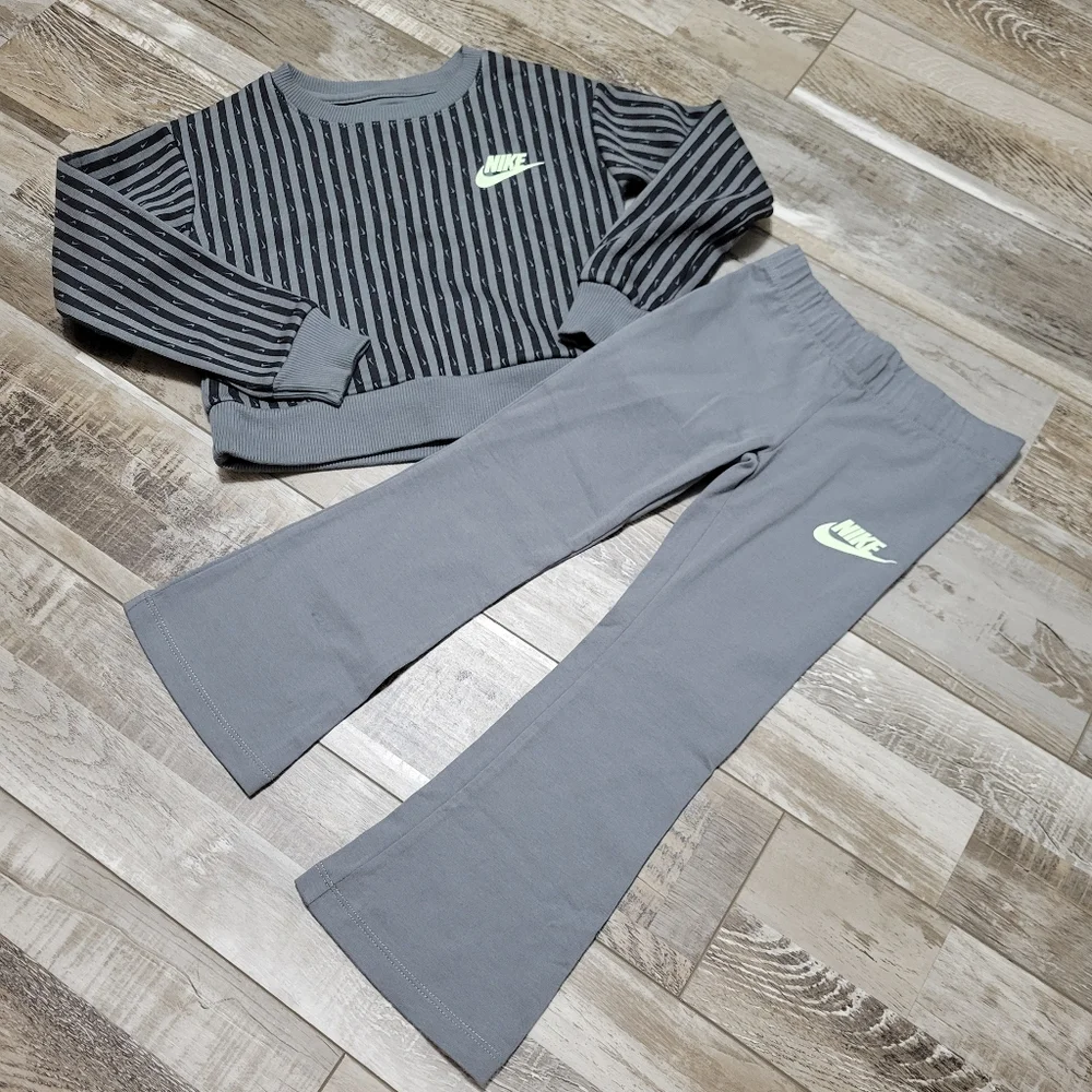 New Nike Kids Femme Pop Fleece Top And Flare Leggings Set Size 4 XS